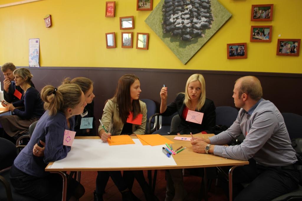 Karjeras nedēļas pasākums “Kafija ar politiķiem” veicina jauniešu un lēmumu pieņēmēju savstarpējo dialogu.  
Autors: no “Bāzes” arhīva