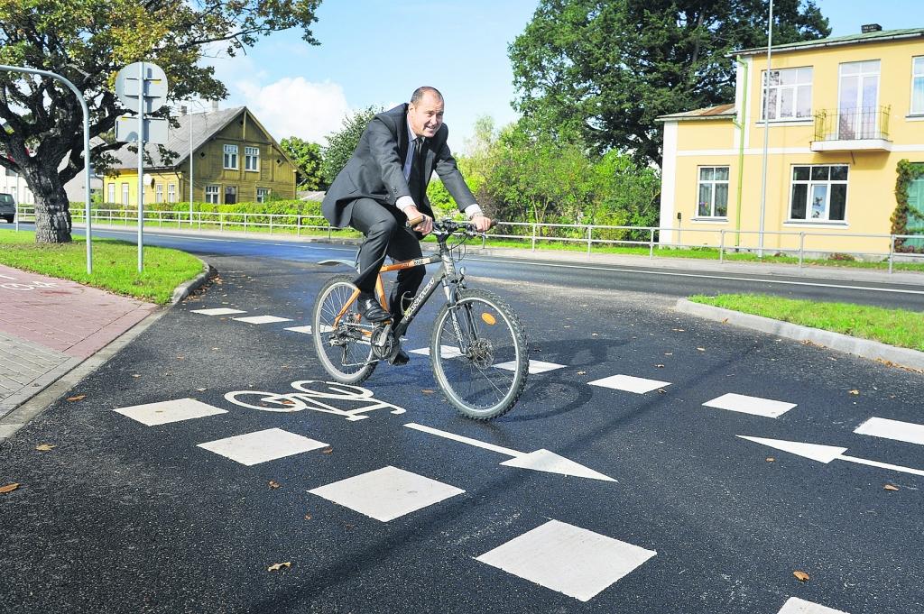 Konkursā “Draudzīgs velosipēdistam”, ko Eiropas Komisijas kampaņas ietvaros organizēja SIA Prospero sadarbībā ar Vides aizsardzības un reģionālās attīstības ministriju un Latvijas Riteņbraucēju apvienību, Strenču novads saņēma balvu par ieguldījumu velokultūras veicināšanā un infrastruktūras attīstīšanā. Arī novada domes priekšsēdētājs Jānis Pētersons mēdz pārvietoties pa jauno Strenčos izbūvēto trīs kilometrus garo veloceliņu. 
Autors: FOTO: AIVARS LIEPIŅŠ, (“DIENAS MEDIJI”)