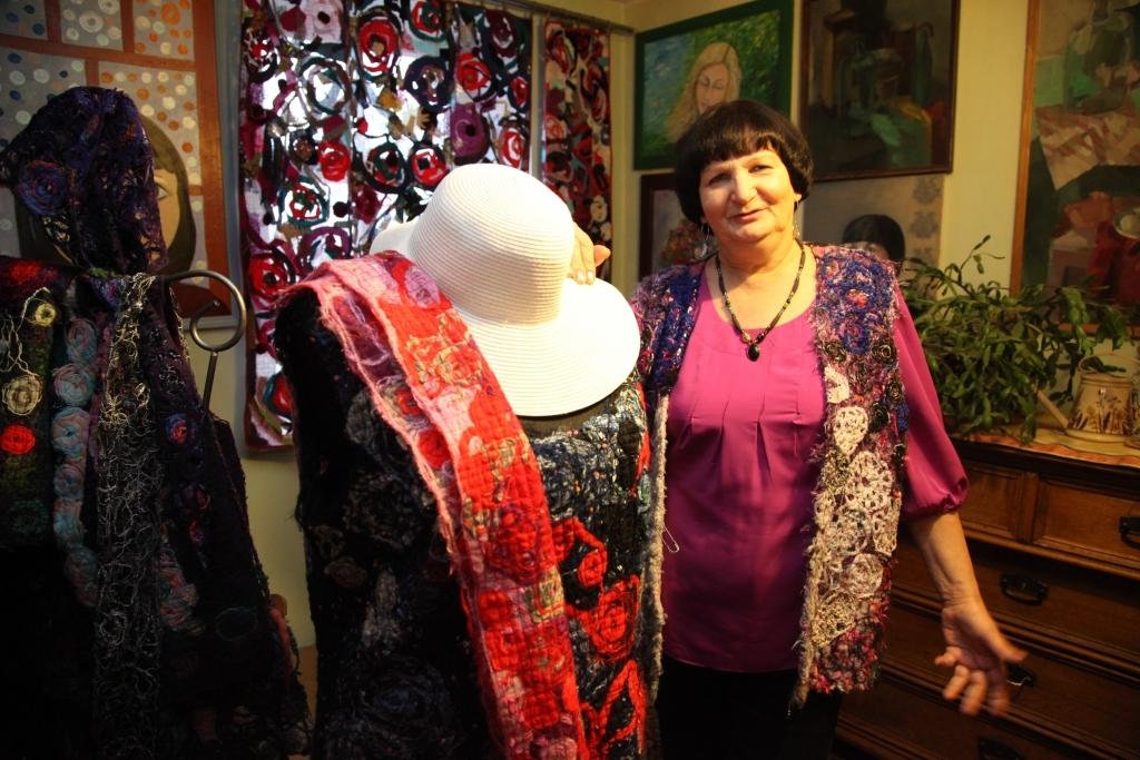 Novadnieces Laimas Lupiķes tīmekļošanas tehnikā darinātie tērpi, šalles un dekori būs aplūkojami arī viņas darbu izstādē “Laimas krāsu spēles” Gulbenes novada vēstures un mākslas muzejā.
Autors: Gatis Bogdanovs