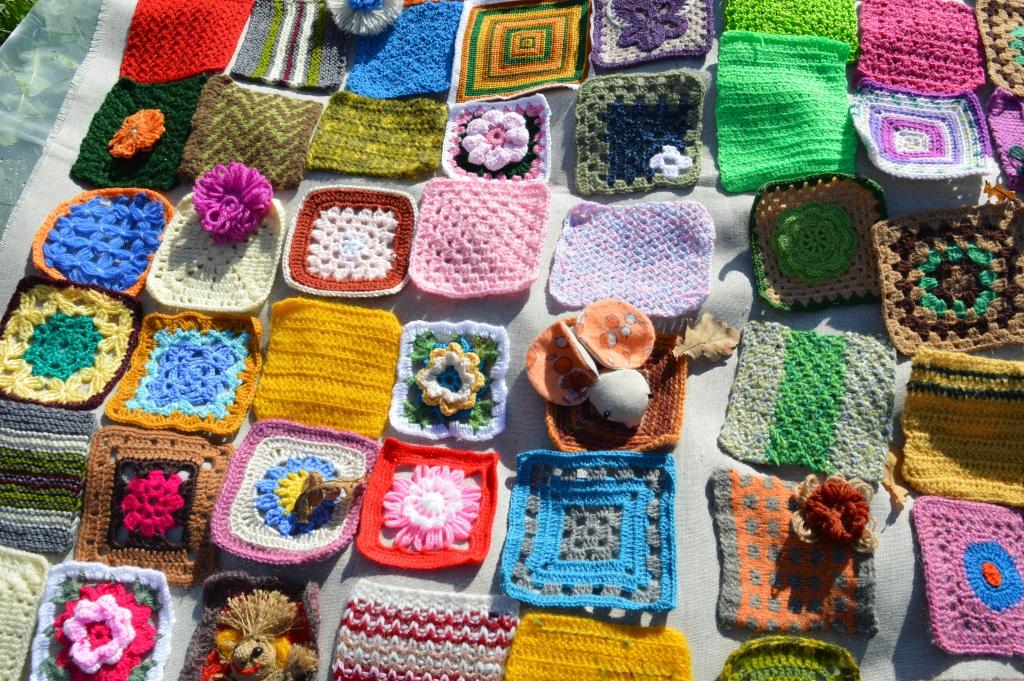 Segai iesniegto fragmentu krāsu daudzveidība ir ļoti liela. Iesniegti ir arī īpaši fragmenti – gan Latvijas karoga krāsās, gan ar novada simbolu – gulbīti, mājas gariņš un citi. 
Autors: no Gulbenes tūrisma un kultūrvēsturiskā mantojuma centra arhīva