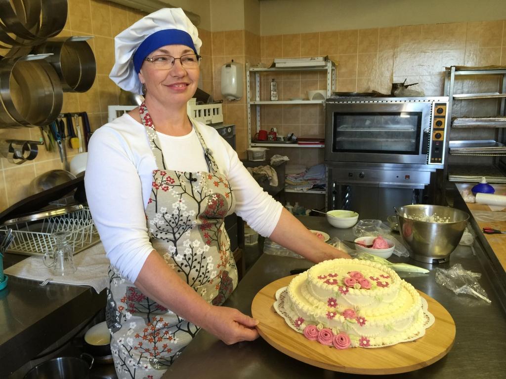 Ineses Veismanes ceptā kūka pēc ekspertu un viesu domām gūst vislielāko atzinību.  
Autors: no producentu kompānijas „Brīvdienas” arhīva 