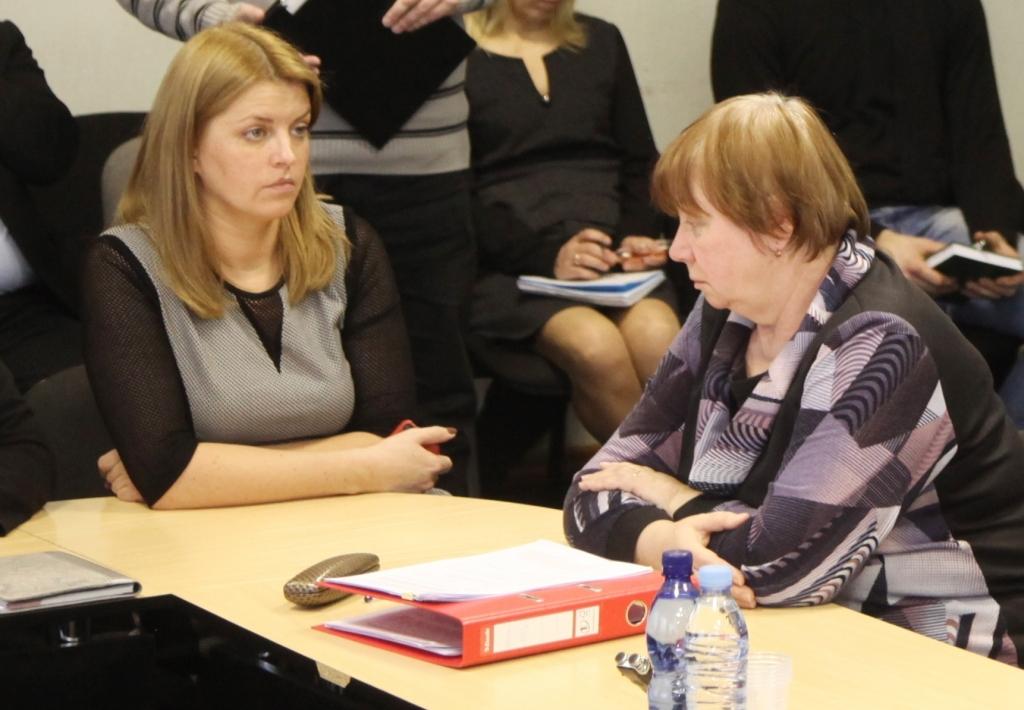 Lienīte Reinsone (no kreisās) vecuma ziņā ir viena no jaunākajām darbiniecēm pašvaldības Finanšu un ekonomikas nodaļā. Sevi kā izglītotu un zinošu speciālisti vispirms pierādīja, strādājot kā novada domes budžeta ekonomiste. Tagad viņai uzticēts vadīt nodaļu. 	
Autors: no Dzirksteles arhīva