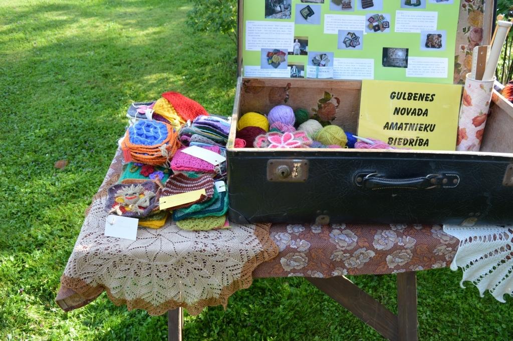 Segai iesniegto fragmentu krāsu daudzveidība ir ļoti liela. Iesniegti ir arī īpaši fragmenti – gan Latvijas karoga krāsās, gan ar novada simbolu – gulbīti, mājas gariņš un citi. 
Autors: no Gulbenes tūrisma un kultūrvēsturiskā mantojuma centra arhīva