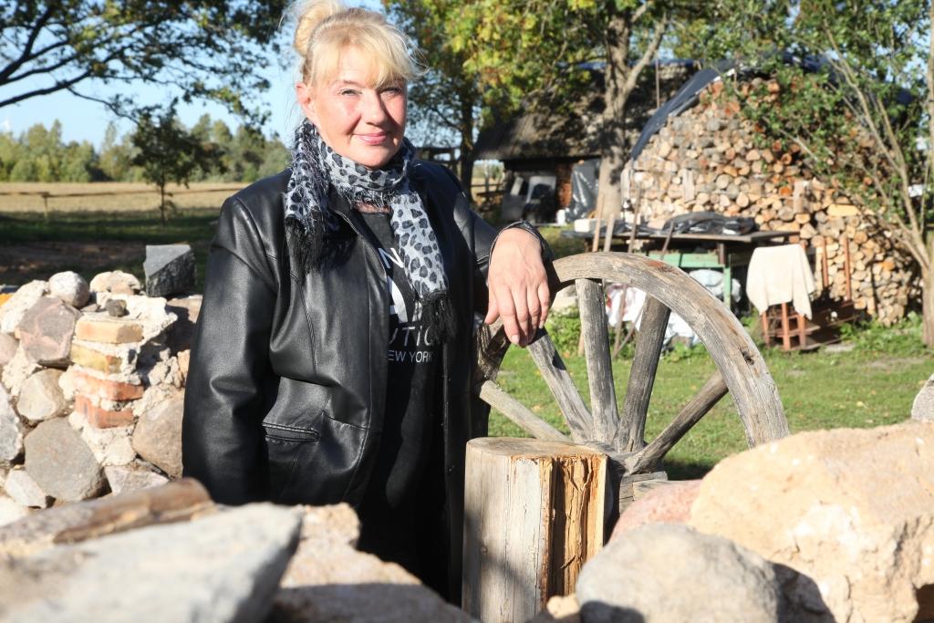 “Man arī dzīvojot laukos, vienai nekad nav garlaicīgi, jo varu meditēt, rast arvien jaunas atklāsmes un izbaudīt dabu,” saka Marita Dreimane, kura desmit gadus dzīvojusi un strādājusi ārzemēs, bet kopš februāra ir Latvijā un pa šo laiku atjaunojusi vecāku lauku māju “Jaunrēveļi” Rankas pagastā.
Autors: Gatis Bogdanovs