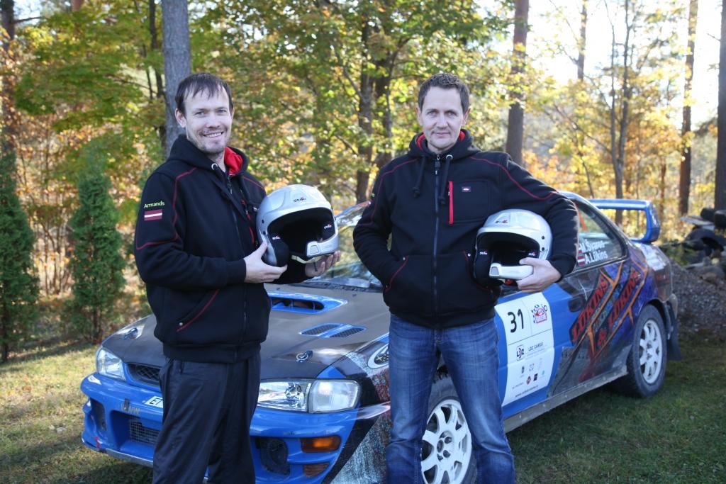 Šīs nedēļas nogalē notiks pēdējais Latvijas rallija čempionāta posms – rallijs “Latvija 2015”. Tas vienlaikus būs arī pēdējais šīgada Latvijas rallijsprinta čempionāta posms. Mūsu novada autosportistu ekipāža Mareks Švarcs-Švampāns/ Armands Lūkins, ar automašīnu “Subaru Impreza” startējot rallijsprinta ieskaitē, savā “4WD” klasē jau priekšlaikus ir izcīnījuši čempionu titulu. M.Švarcs-Švampāns līdz šim jau ir braucis rallijā, tiesa, ar citiem stūrmaņiem, bet A.Lūkins ir iesācējs autosportā. Abiem šī ir pirmā kopīgā sezona un, jāteic, ļoti veiksmīga. Uzreiz arī ir izdevies izcīnīt uzvaru savā klasē sezonas kopvērtējumā. 		
Autors: Evita Brokāne