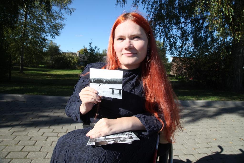 Elīna Bērziņa uzskata, ka pastkaršu kustība mudina cilvēkus atgriezties pie nezūdošām vērtībām – tās rakstīt ar roku. 	
Autors: Gatis Bogdanovs