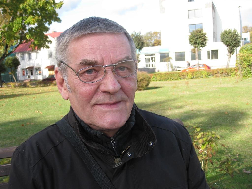 Valentīns Kuzmans pieder tai iedzīvotāju kategorijai, par kuru rūpēties ir novada domes pienākums. Viņš ir invalīds bez roku pirkstiem un lūdz cilvēciskākus dzīves apstākļus.  	
Autors: Diāna Odumiņa