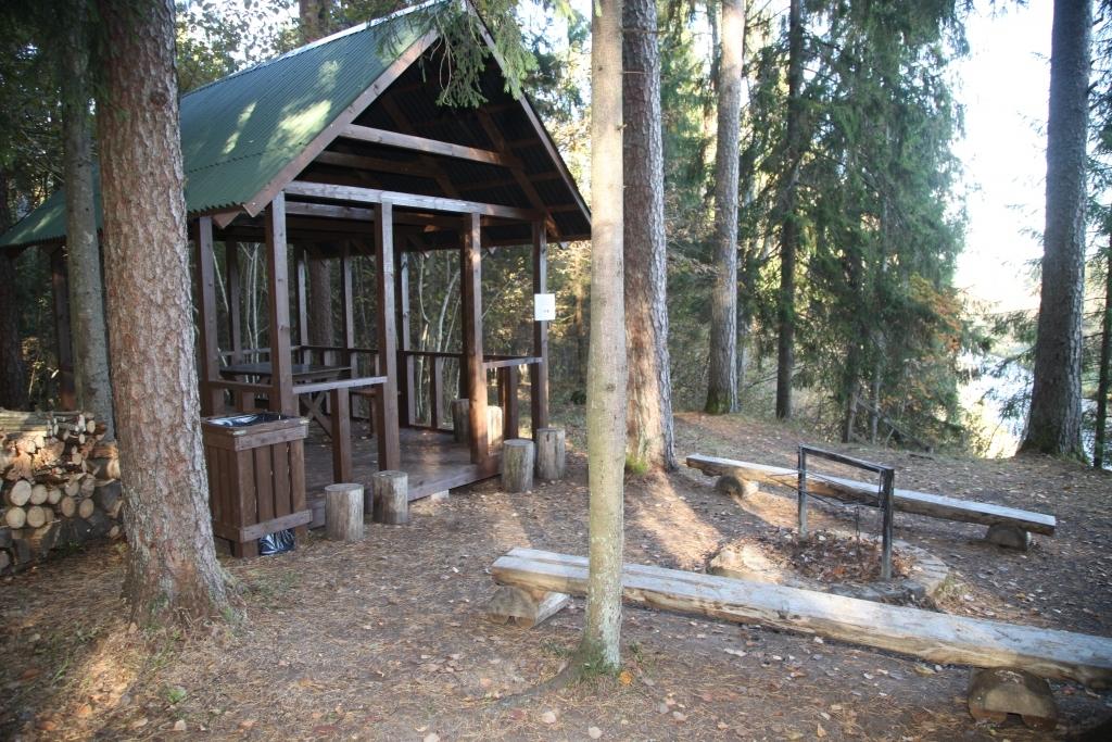 Atpūtas vieta pie Sēravota kļuvusi vēl sakoptāka un priecē gan vietējos iedzīvotājus, gan Lejasciema viesus. 	
Autors: Evita Brokāne