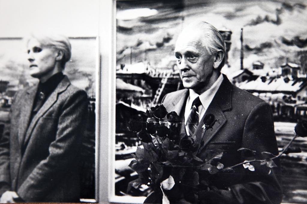 Gleznotājs - akvarelists Jānis Brekte (no labās) mākslas izstādes atklāšanā kopā ar gleznotāju Džemmu Skulmi. 	
Autors: no personiskā arhīva