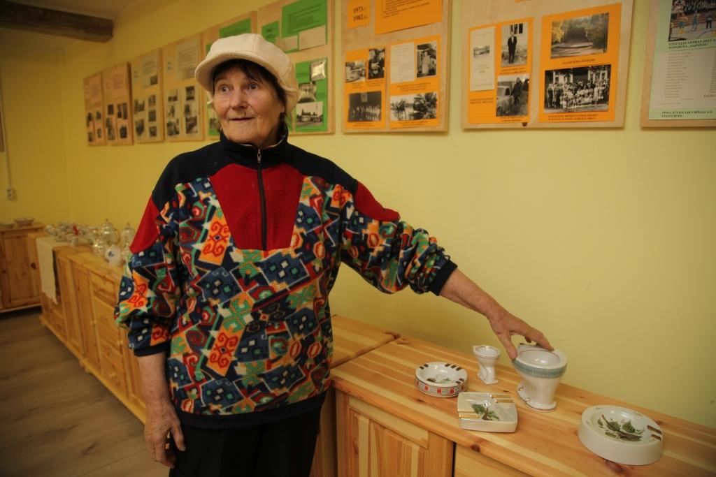 Izstādē aplūkojami 120 porcelāna priekšmeti – krūzes, šķīvji, zupas terīnes, vāzes, dekoratīvie šķīvji un cits no Zitas Grapmanes kolekcijas.
Autors: Evita Brokāne