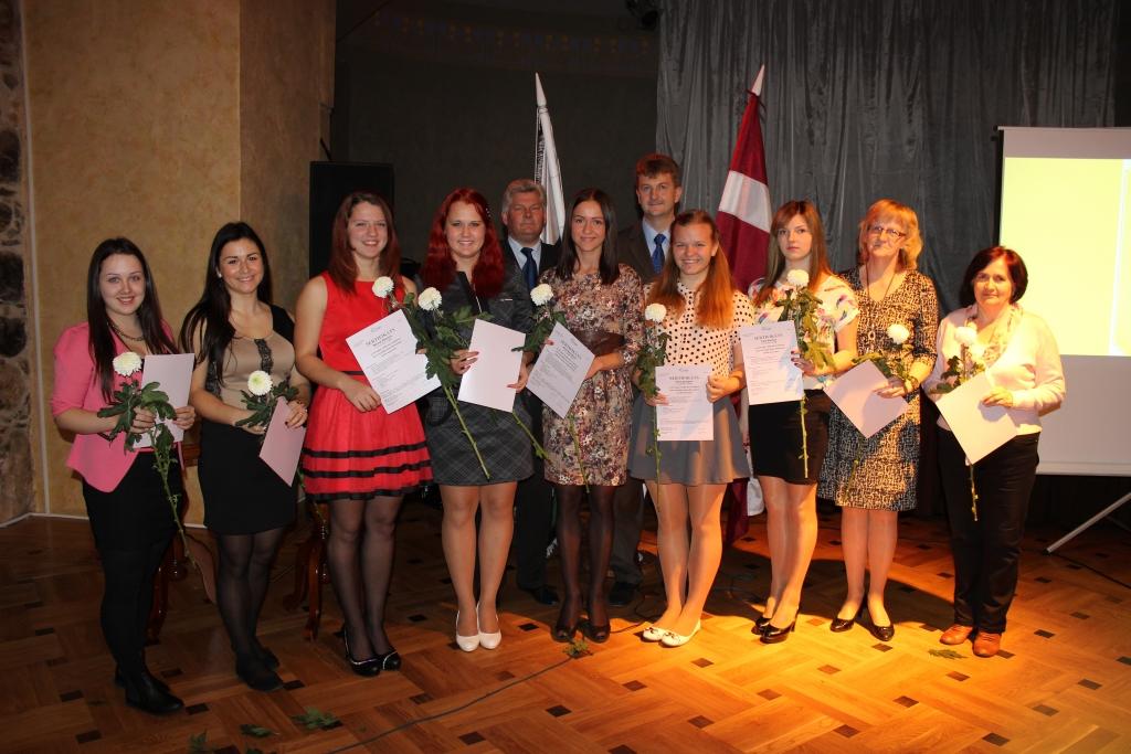 9 no 13 brīvprātīgā darba veicējiem svinīgos apstākļos saņēma Gulbenes novada domes sertifikātu kā apliecinājumu, ka sadarbība ir bijusi veiksmīga. Starp sertifikāta saņēmējiem bija arī tirzmaliete Justīne Skudra (ceturtā no kreisās), kura savu brīvo laiku veltīja sociālās aprūpes nama iemītniekiem. 	
Autors: Gunta Krevica