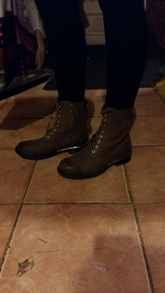 Fotogrāfijā uzņemti meitenes jaunie zābaki, bet vēlāk aplūkojot foto, augšējā kreisajā stūrī bija redzams rokas siluets. Ikviens var novērtēt to, vai fotogrāfijā redzamais ir acu apmāns vai patiesība!	 
Autors: No personiskā arhīva