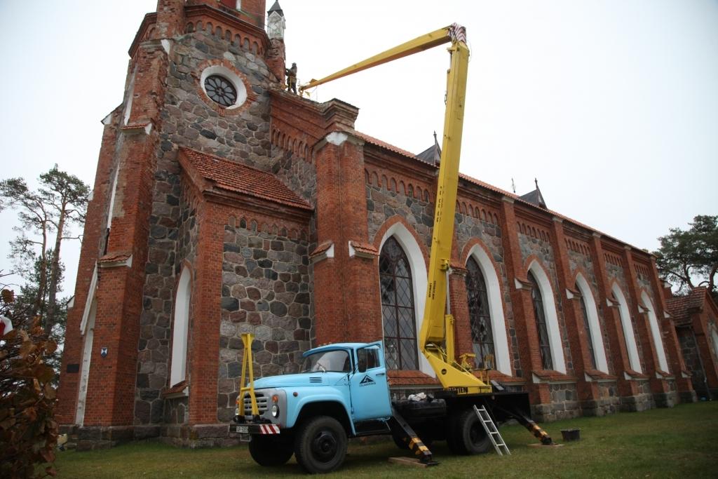 Līdz šī gada beigām ir plānots atjaunot četrus Velēnas evaņģēliski luteriskās baznīcas mazos torņus. Darbi jau sākušies. 
Autors: Gatis Bogdanovs