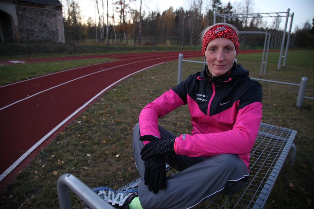 Lai sasniegtu labus rezultātus sacensībās, Guna Ģērmane daudz laika velta arī treniņiem. Viņa trenējas piecas dienas nedēļā, un treniņš ilgst vismaz stundu. Treniņiem viņa izmanto arī Stāmerienas skolas stadionu.	
Autors: Gatis Bogdanovs