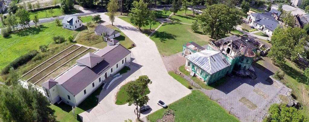 Pirmo reizi pašvaldība pati ir ķērusies pie Gulbenes vēsturiskā centra attīstības stratēģijas. Mēģinājums šo misiju atdot privātās rokās ir cietis neveiksmi. Cerams, pašvaldībai veiksies labāk un izdosies piesaistīt Eiropas fondu finansējumu. 	
Autors: no Gulbenes novada domes arhīva