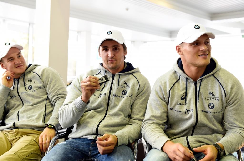 Šajā sezonā Latvijas Bobsleja un skeletona federācija sadarbosies arī ar oficiālo “BMW” automobiļu pārstāvniecību Latvijā “Inchcape Motors”, kas bobslejistiem piešķīrusi 12 automašīnas. Daumants Dreiškens saka: “Prieks, ka atbalstītāji novērtējuši mūsu rezultātus un varēsim pārvietoties ar komfortu!” 		
Autors: Ieva Lūka (“Leta”)