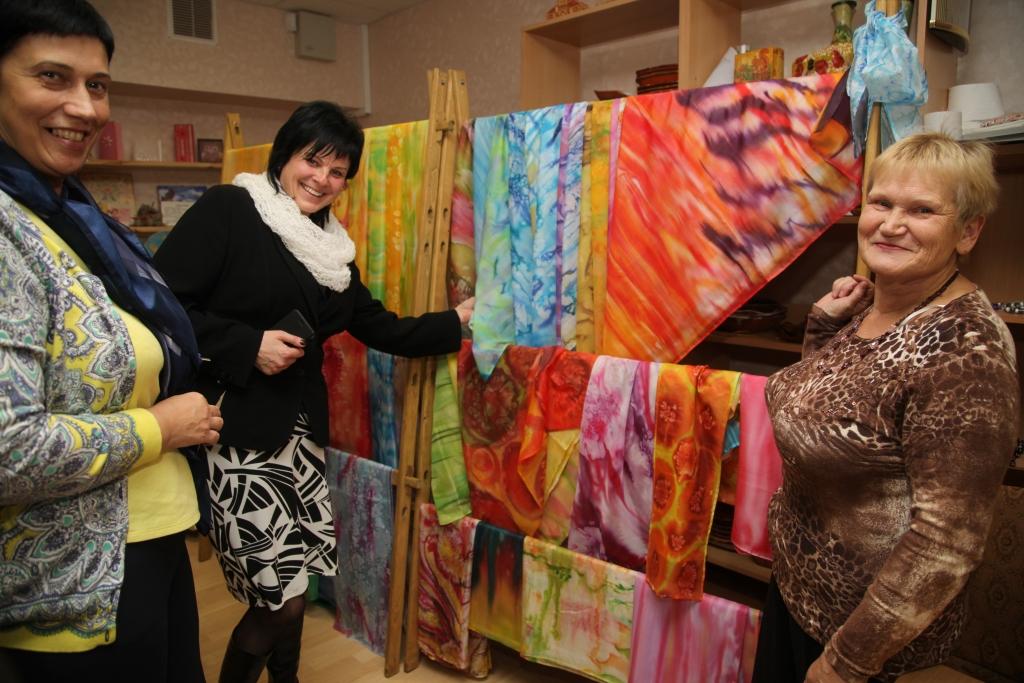 Par izstādi priecājas arī Antra Sprudzāne (no kreisās) un Ilze Nogobode no Gulbenes Rotari kluba.  
Autors: Gatis Bogdanovs 