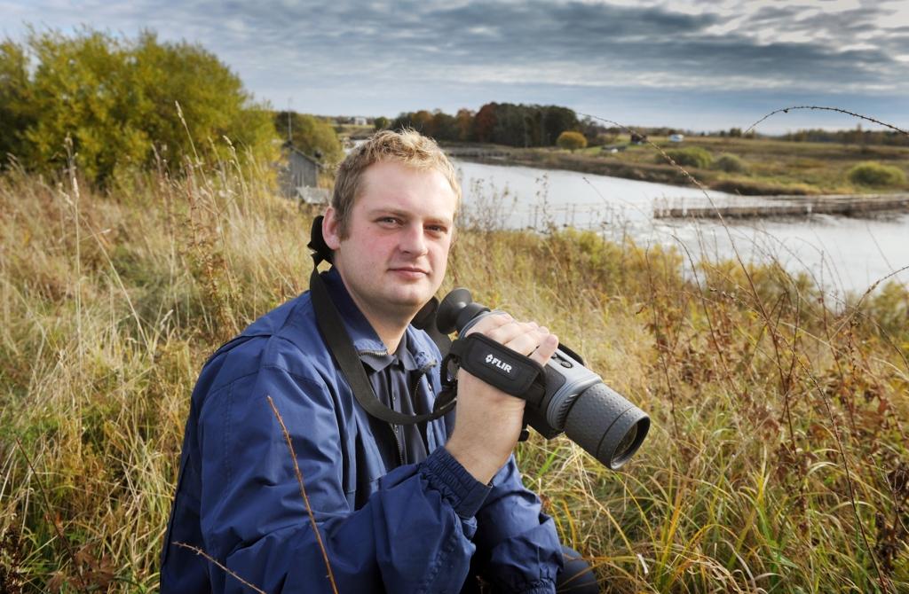 Sargājot zivju resursus Salacas upē, pašvaldība realizē vairākus projektus. Šogad upē pirmoreiz tiks pavairoti nēģu mazuļi, savukārt maluzvejnieku notveršanai iegādāts termovizieris. Pašvaldības kārtībnieks Didzis Žibals maluzvejnieku aizturēšanas reidos piedalās kopš pērnā gada un atzīst, ka šī rūpala pārstāvji jau esot zināmi, bet termovizieris tos palīdzēs notvert. 
Autors: AIVARS LIEPIŅŠ (“DIENAS MEDIJI”)