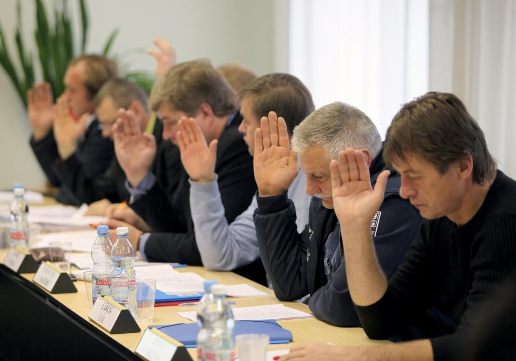 Vai tiešām deputātu pieņemšanas laiki ir tikai formalitāte? Viņi stāsta, ka uz pieņemšanām cilvēki nāk tikai “šad tad”, bet vai iedzīvotāji vispār zina, kur un kad var oficiāli satikt deputātus? 
Autors: no “Dzirksteles” arhīva