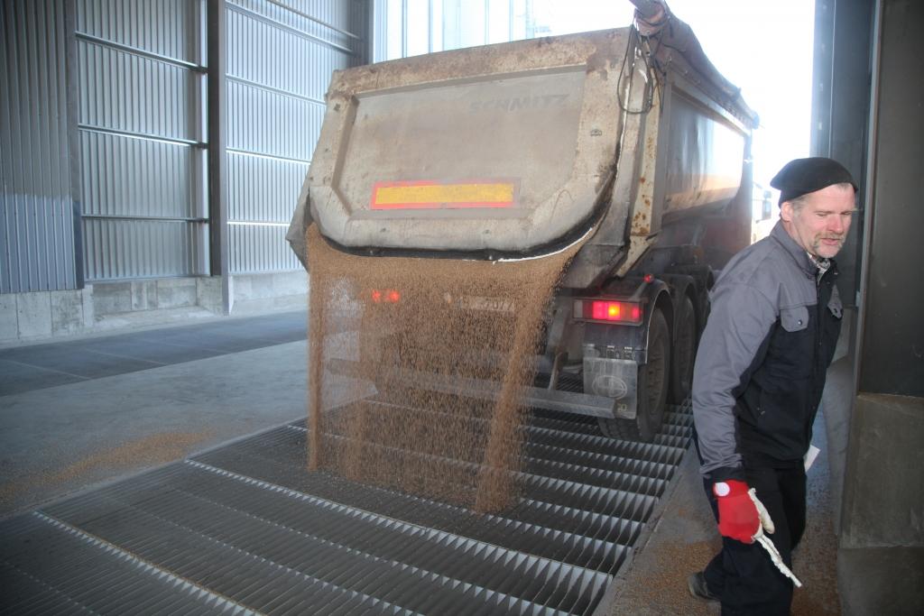 SIA “Baltic Agro” Gulbenes filiāle ir jauns uzņēmums, kas piedāvā zemniekiem vēl vienu iespēju uzglabāt graudus, bet arī atlīdzību par tiem saņemt tad, kad biržās graudu cena ir vislielākā. 	
Autors: Gatis Bogdanovs