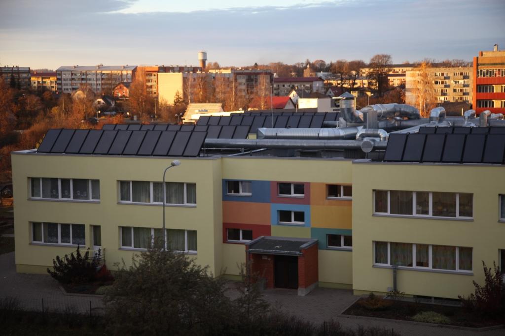 Uz 3. pirmsskolas izglītības iestādes “Auseklītis” jumta uzstādīti 66 saules kolektori grupās pa vienpadsmit. 	
Autors: Gatis Bogdanovs