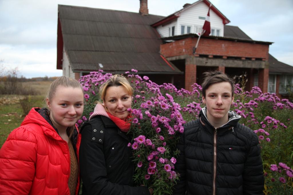 Kopš 2012.gada maija Jolanta Apsīte kopā ar savu vīru Juri, meitu Evelīnu un dēlu Emīlu saimnieko lauku mājās “Bērzemnieki” Kalnienā, ko atraduši kādā no sludinājumu portāliem. Jolanta stāsta, ka, pirmo reizi ieraugot māju, tā no sirds iepatikusies un radusies sajūta, ka tā ir viņas īstā vieta, kur vēlas dzīvot. “Krasi mainījām dzīvi par 360 grādiem. Tas nozīmēja mainīt vidi un visu to, pie kā esam pieraduši – tāpēc arī ne visi apkārtējie mūs saprata.” Ar laiku viņi paplašinājuši savu saimniecību – šobrīd audzē vistas, tītarus, trušus, zosis un pudeļpīles. Jolanta nosmej, ka kūtī pazīst katru knābi. Viņas sapnis bija izveidot savu rožu dārzu – to viņa ir arī īstenojusi un ir laimīga par to. 	
Autors: Gatis Bogdanovs