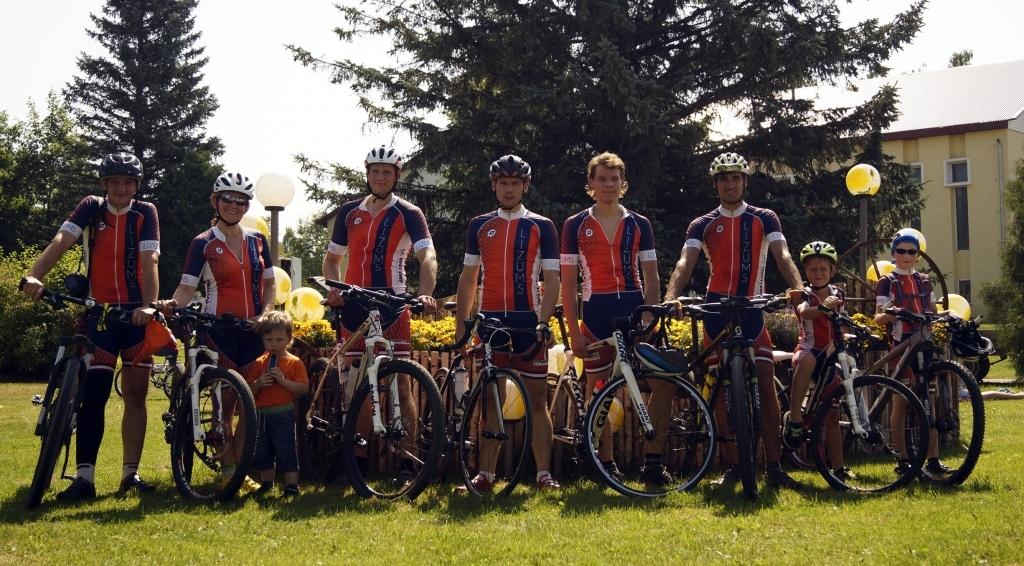 Visa Lizuma velokomanda pēc veiksmīgi aizvadīta “Šķūnenieku kausa”. 	
Autors: Eva Dārzniece