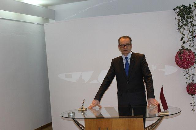 Vairāku Latvijas reģionālu attīstības centru pašvaldību (Valka, Ogre, Madona, Gulbene, Alūksne, Krāslava) vadītāji tiksies ar tieslietu ministru Dzintaru Rasnaču, lai pārrunātu iespēju nepieļaut reģionālajos attīstības centros esošo rajona tiesas zemesgrāmatu nodaļu slēgšanu. 
Autors: no interneta