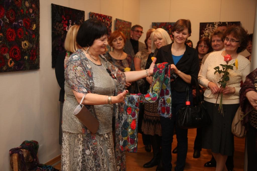 Mākslinieces Laimas Lupiķes mākslas darbu noslēpumu, kā tīmekļošanas tehnikā darināt, piemēram, šalli  vai lakatu, izstādes atklāšanas pasākumā vēlējās izdibināt ne viena vien pasākuma apmeklētāja. 	
Autors: Gatis Bogdanovs