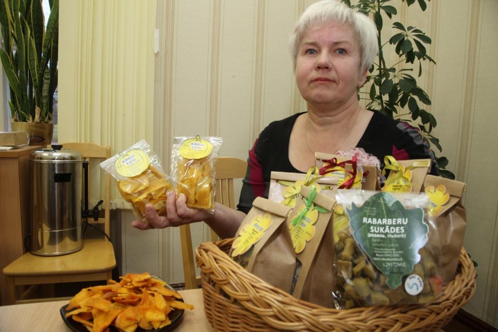 Lizuma pagasta piemājas saimniecībā “Strautiņi” vēsajos rudens vakaros telpas pielīst ar smaržu, ko rada dažādu ziedu tējas, bet vasarā, kad zied kliņģerītes, raudenes, rudzupuķes, kumelītes un citi tējas augi, saimniecības dārzs pārvēršas daudzkrāsu ziedu jūrā. Zāļu tēju gatavošana ir “Strautiņu” mājas saimnieces Ineses Dambes trīs gadu ilga aizraušanās, kas sākotnēji it kā no vaļasprieka pārtapusi par pagaidām vēl nelielu biznesu, jo ikdienā Inese strādā Lizuma vidusskolā, kur ir gan direktora vietniece, gan arī palīdz skolēniem iepazīt ģeogrāfiju. Zāļu tēju gatavošanā viņai palīdz arī Daugavpils Pedagoģiskajā institūtā savulaik iegūtās zināšanas bioloģijā un ķīmijā, kā arī meita Linda, kura ir farmaceite un strādā Gulbenē. Pamazām tiek apgūta arī ķirbju čipsu un rabarberu sukāžu gatavošana. 	
Autors: Gatis Bogdanovs