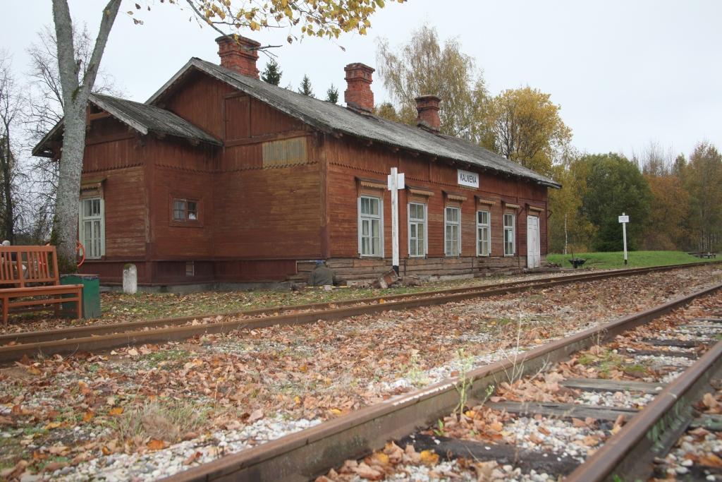 SIA “Gulbenes-Alūksnes bānītis” šaursliežu dzelzceļa līnijā nelielā Kalnienas stacija soli pa solim tuvojas tās sākotnējam izskatam. Tiek mainīti logi, ir jauns jumts, tiek domāts par iekštelpu vēsturisko interjeru. 
Autors: no “Dzirksteles” arhīva