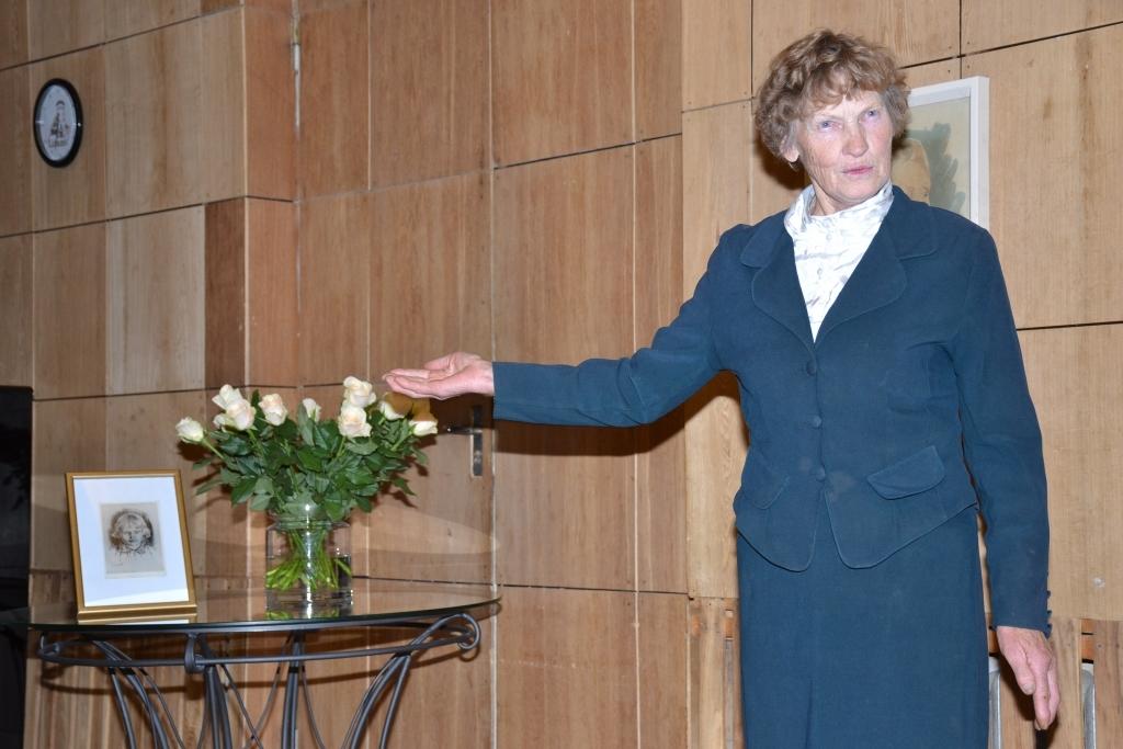 Lizumniete Malda Jaunbērziņa ar savu Jāņa Brektes zīmēto portretu, kas tapis, viņai esot pionieres vecumā. Mākslinieks Maldu zīmējis, mācoties Mākslas akadēmijā. 	
Autors: Eva Āboliņa