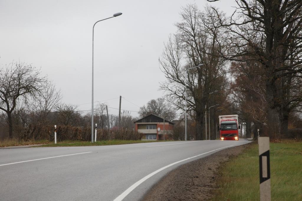 Margu ciemā šogad posmā no Dūnu ielas līdz pilsētas notekūdeņu attīrīšanas stacijai ir uzbūvēts gājēju celiņš un noliktas laternas. Tādējādi piepilsētā vakaros Rēzeknes ceļš ir apgaismots.  
Autors: Gatis Bogdanovs