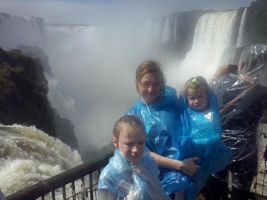 Igvasu ūdenskritums esot otrs platākais un vienpa­dsmitais augstākais pasaulē. Ūdeņi gāžas lejup no klintīm, kas apaugušas ar tropu augiem, sadalās kaskādēs un sašķīst tūkstošiem sīkos pilienos, ļaujot baudīt arī krāšņas varavīksnes.  
Autors: no personiskā arhīva