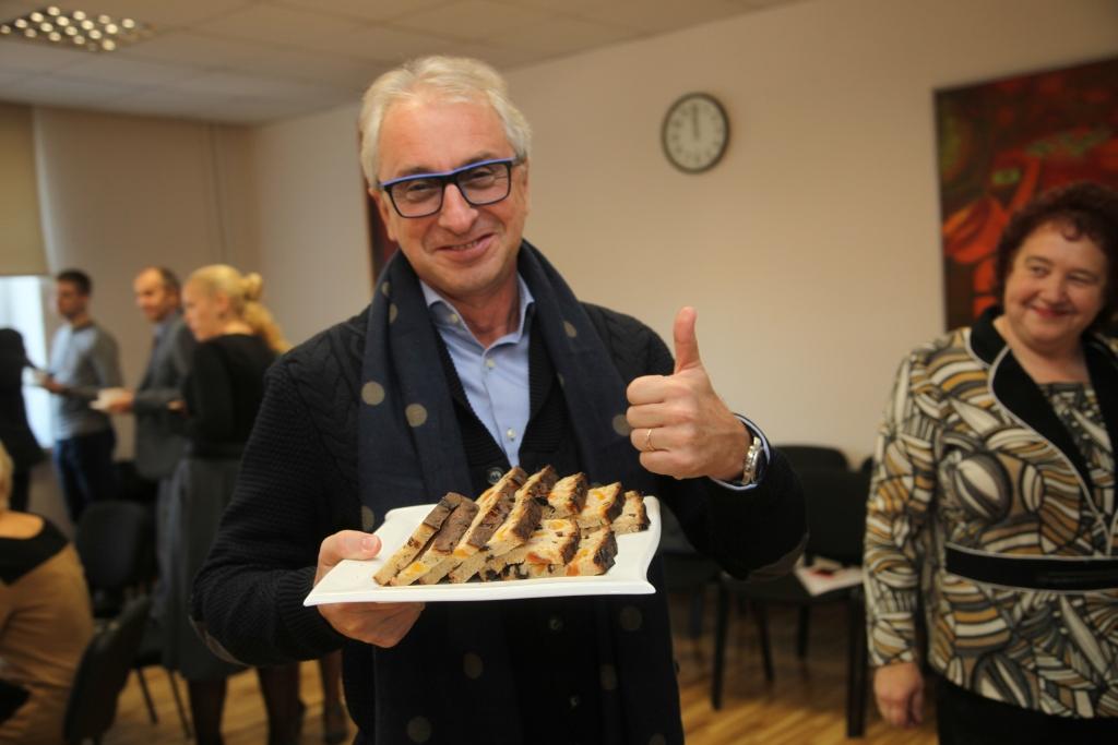 Latvijas Nacionālā teātra direktors Ojārs Rubenis, nobaudot cienastu, kurā bija mūsu pašu novada ražotāju sarūpētie gardumi, arī “Ozolu” maize, priecājās par gulbeniešu prasmēm un varēšanu. 	
Autors: Gatis Bogdanovs