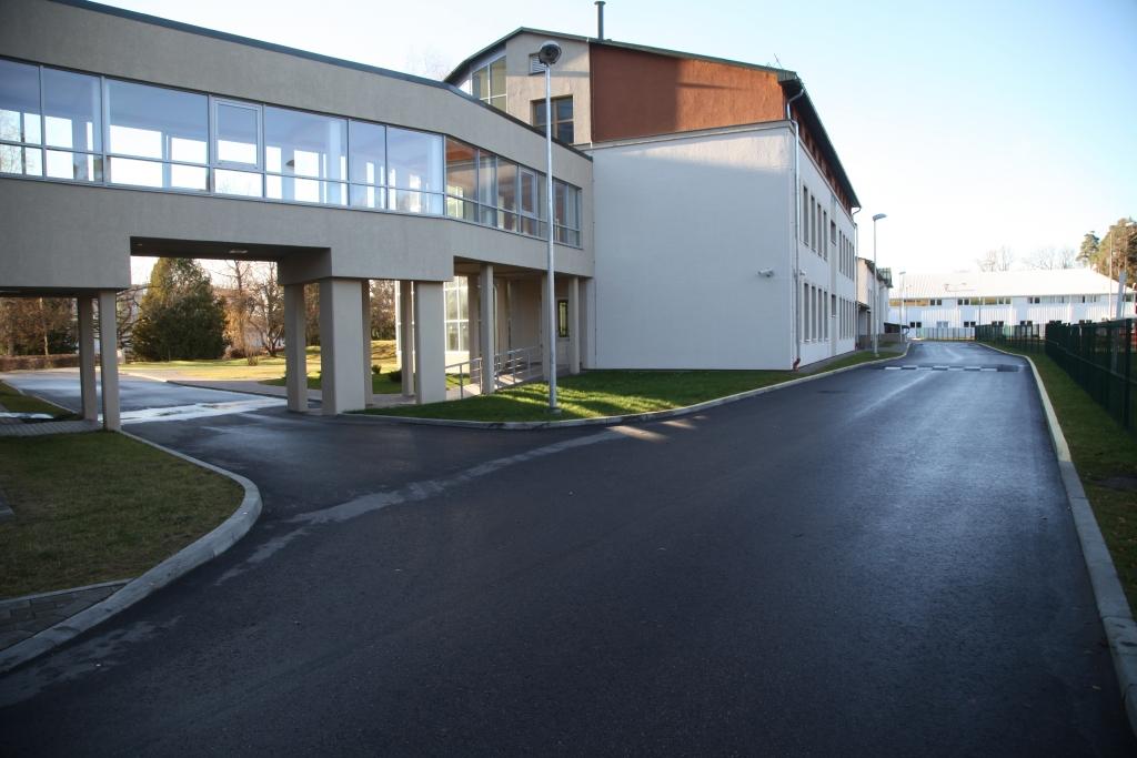 Kā organizēt transporta kustību divu līdzās esošu skolu pagalmā? Par to abpusēji jāvienojas Gulbenes vidusskolas un novada valsts ģimnāzijas vadībai. 	
Autors: Gatis Bogdanovs