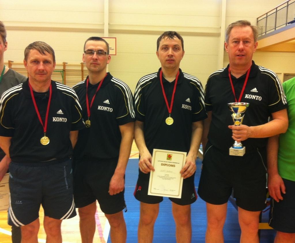 “Konto Gulbene” komandā spēlē Aigars Žvīgurs (no kreisās), Andris Neilands, Aivars Dulbergs, Agris Koris. Attēlā nav redzams komandas biedrs Jānis Gibala. 	
Autors: no Dzirksteles arhīva