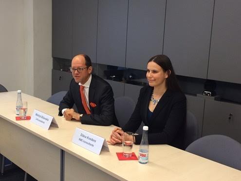 Konsultāciju un mediācijas centrs jau ir atvērts, darbojas un gaida klientus, un aicinām kredītņēmējus nepieciešamības gadījumā aktīvi izmantot centra pakalpojumus. Konsultācijām sākotnēji ieteicams pieteikties elektroniski vai pa tālruni, lai vienotos par izdevīgāko tikšanās laiku. Attēlā - Latvijas Komercbanku asociācijas prezidents Mārtiņš Bičevskis un  konsultante Diāna Kvedere.
Autors: Publicitātes foto