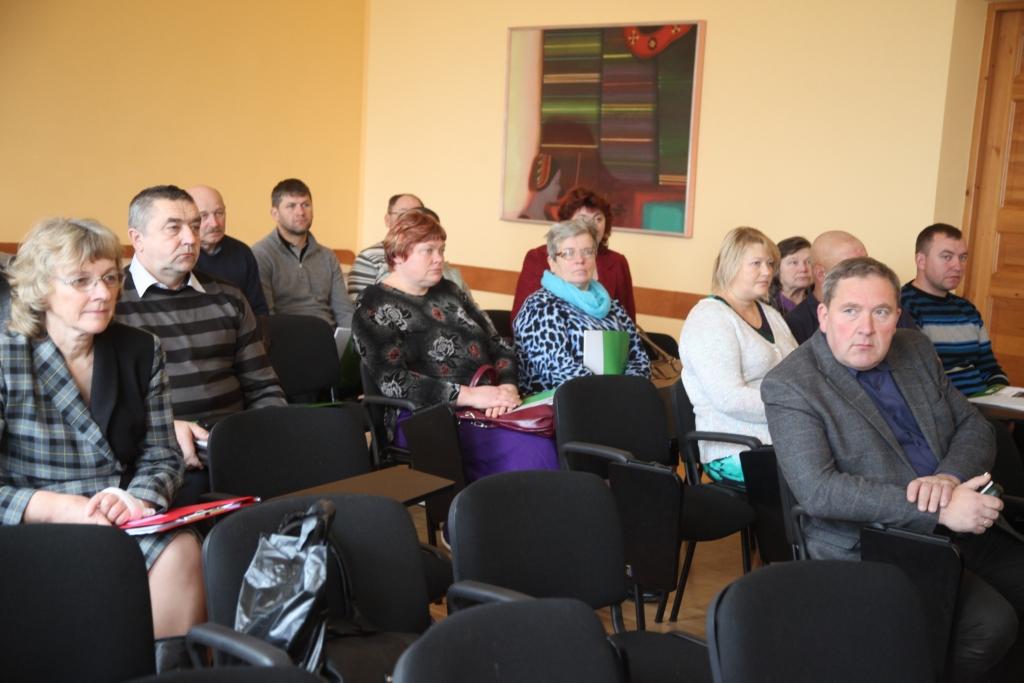 Nepietiekama interese vai neticība ieceres nozīmīgumam? Kāpēc 6.novembrī Gulbenes novada domē tik maz lauku uzņēmēju bija ieradušies apspriesties par pašvaldības ceļu seguma uzlabošanas iespējām, to ir grūti saprast. 	
Autors: Gatis Bogdanovs