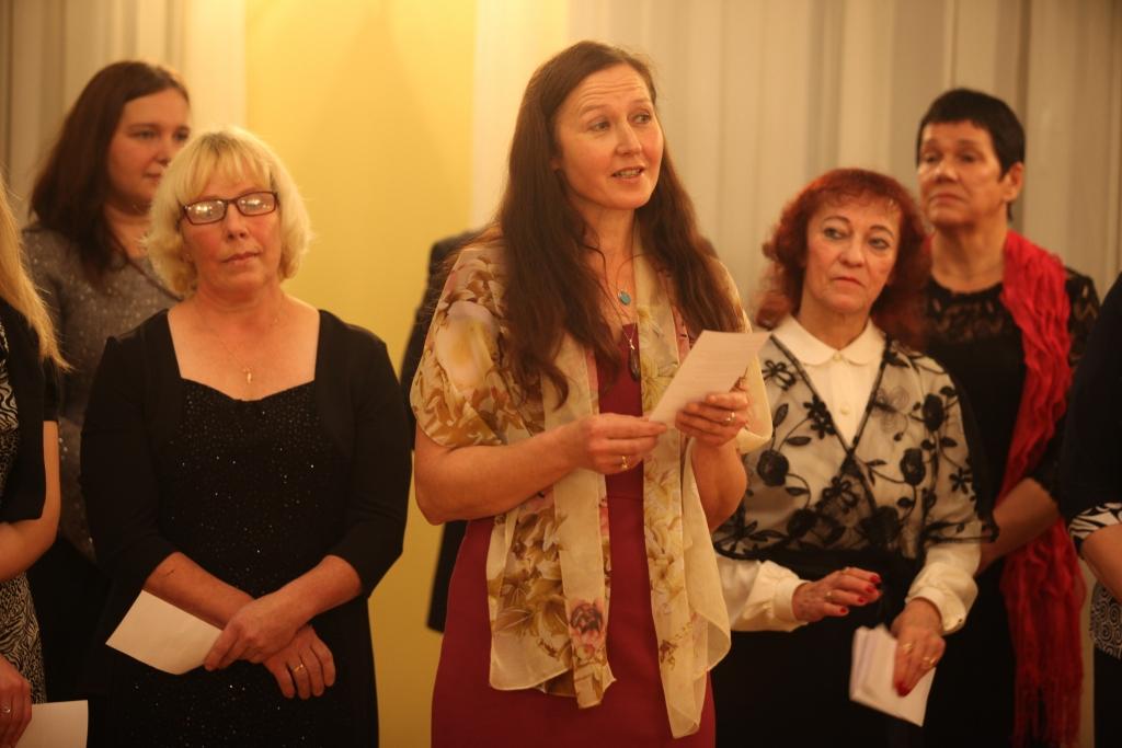 Pagājušās piektdienas vakarā Gulbenes kultūras centrā pulcējās novada dzejnieki, viņu draugi un citi interesenti, lai būtu klāt jauna dzejoļu krājuma “Mīļumā dots - no sirds dots” atvēršanas svētkos. Krājumā publicēti 25 mūsu novada autoru, kuri dzīvo mums blakām, veltījuma dzejoļi dažādiem dzīves gadījumiem, kurus viņi tagad dāvina saviem lasītājiem, ļaujot ielūkoties viņu dvēseles noskaņās. Ar dzejniekiem, kuru darbi ievietoti jaunajā krājumā, lasītāji jau varēja iepazīties arī novada literātu darbu kopkrājumos “Autogrāfs”. Veltījuma dzejoļu krājumu izdevusi Vītola izdevniecība. 
Autors: Gatis Bogdanovs