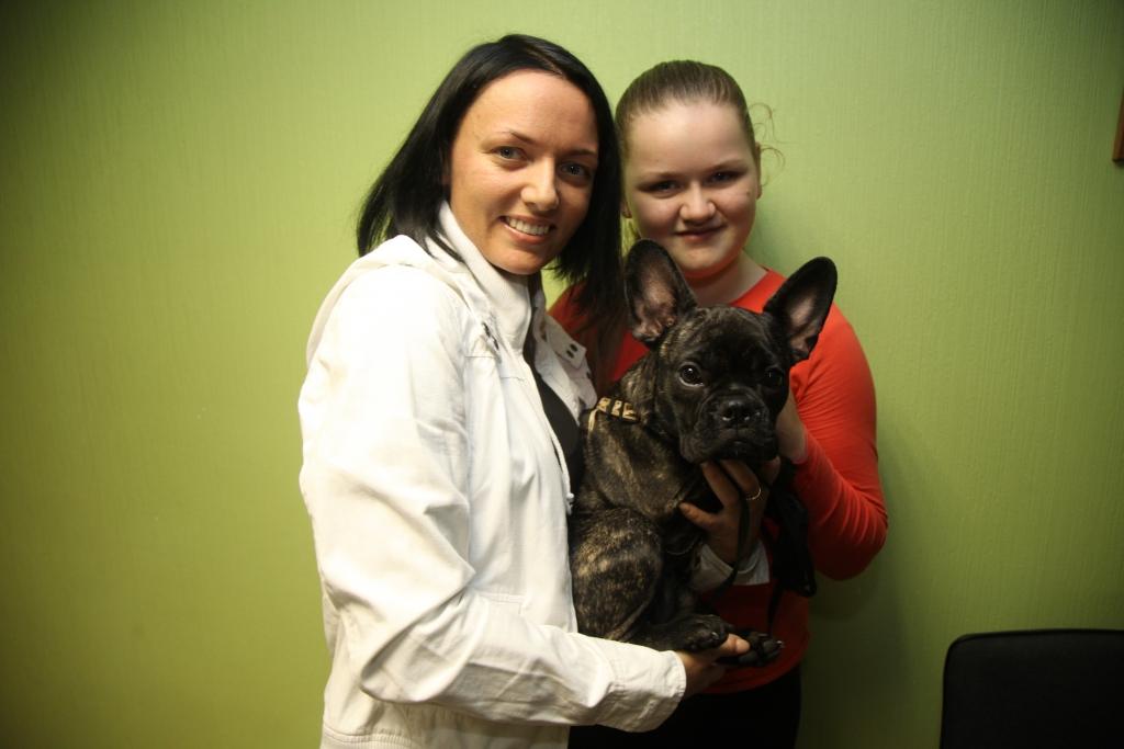 Zanda Debus ar meitu Kati rūpējas par ilgi kāroto mīluli – franču buldoga šķirnes meiteni Nīnu, kas ir tikpat kā pilntiesīgs ģimenes loceklis. Noskatot to internetā, saprata, ka tā ir īstā izvēle. 
Autors: Gatis Bogdanovs