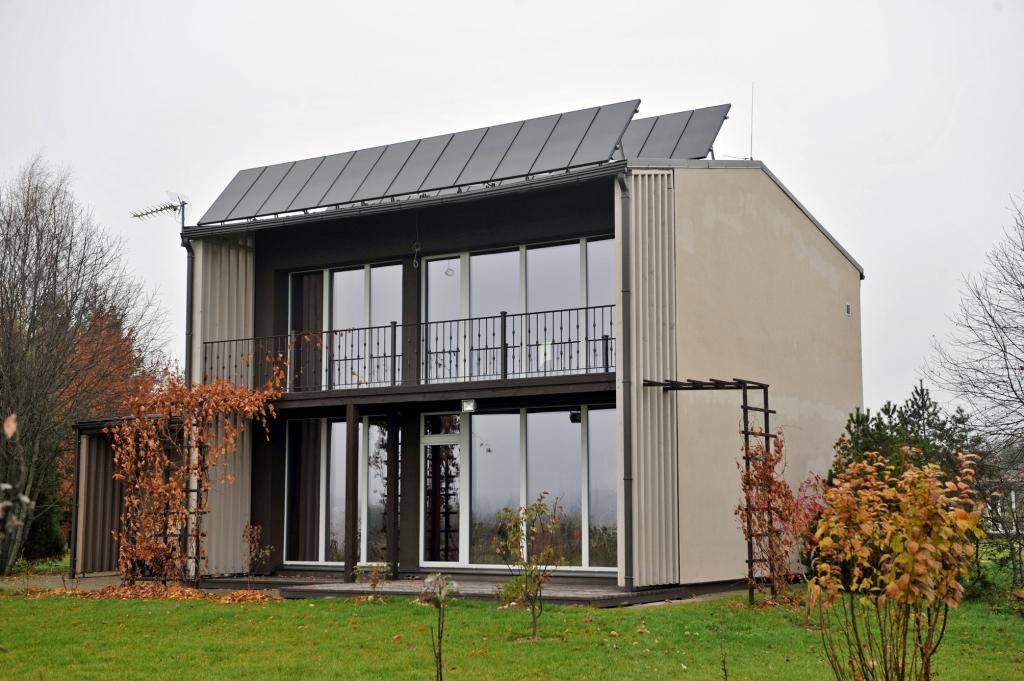 Voldemāra Jāņa Upleja nepilnus 100 kvadrātmetrus plašā pasīvā māja Ikšķiles novadā tika uzbūvēta piecos mēnešos. Māja ir hermētiska, tās 
dienvidu fasāde veidota no trīskāršā stikla logiem. 
Autors: KRISTAPS KALNS (“DIENAS MEDIJI”)