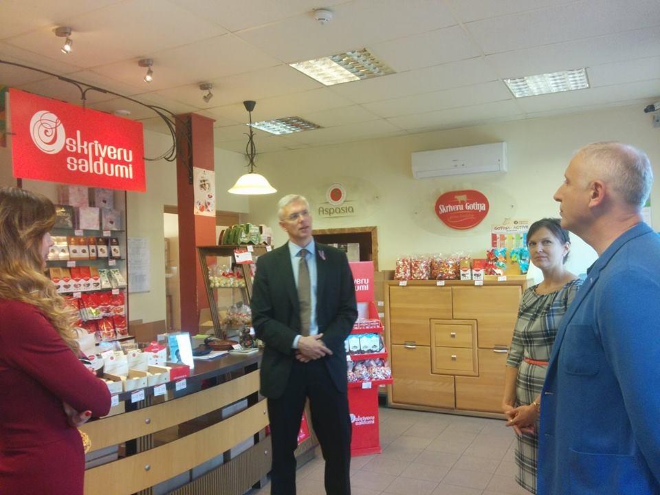 Eiropas Parlamenta deputāts Krišjānis Kariņš Ziemassvētku dāvanām šogad izvēlējies vienu no izteiktākajiem latviešu gardumiem - Skrīveru Saldumi ražotās piena konfektes 