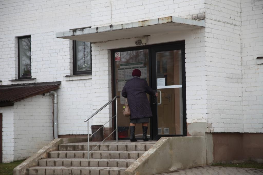 Gulbenes ārstu prakses sabiedrībā, kas atrodas Rīgas ielas 55 a ēkas 2.stāvā, pacientus pieņem vairāki ģimenes ārsti. Starp viņiem ir arī ģimenes ārste Ruta Kalniņa, kura plāno šogad beigt savas darba gaitas. Tas nozīmē, ka 1676 viņas pacientiem nāksies meklēt iespēju reģistrēties pie kāda cita ģimenes ārsta. 
Autors: Gatis Bogdanovs