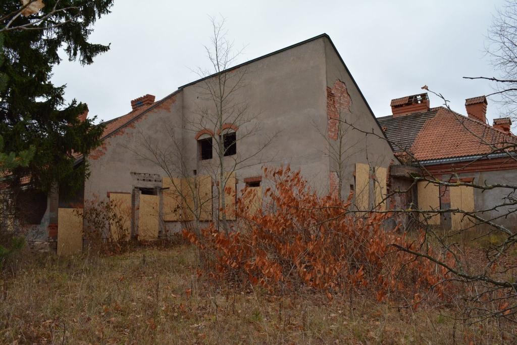 Šobrīd nepabeigtā bērnudārza ēka Lizumā un ap to esošā zeme izskatās nepievilcīgi.
Autors:  Lizuma pagasta pārvalde