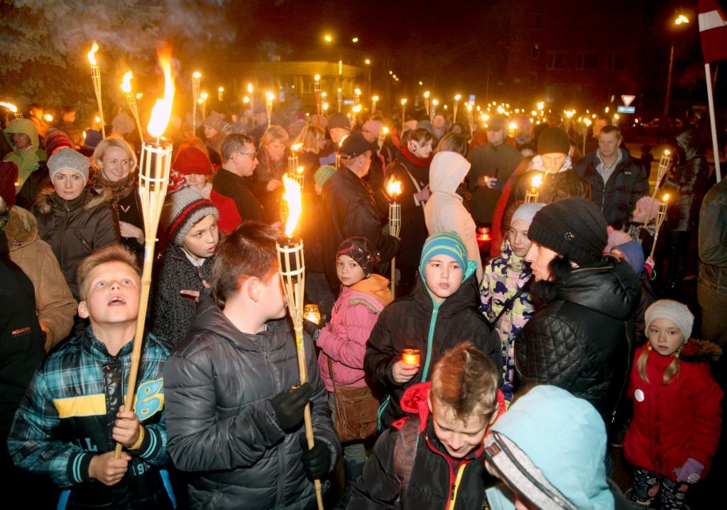 Gulbene ir jauna un dedzīga. Tā gribas sacīt, noraugoties bērnos un jauniešos, kuri ar ieinteresētību vakar piedalījās Lāčplēša dienas lāpu gājienā.
Autors: Gatis Bogdanovs