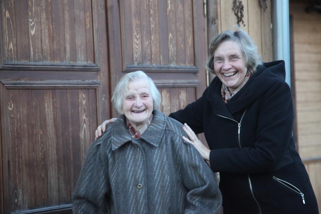 “Par savu dzīvi, notikumiem Druvienā varētu uzrakstīt grāmatu. Tik daudz kas te ir piedzīvots un pārdzīvots. Ir arī par ko pasmieties,” saka 84 gadus vecā Ausma Smala un Sandra Smala. 	
Autors: Gatis Bogdanovs