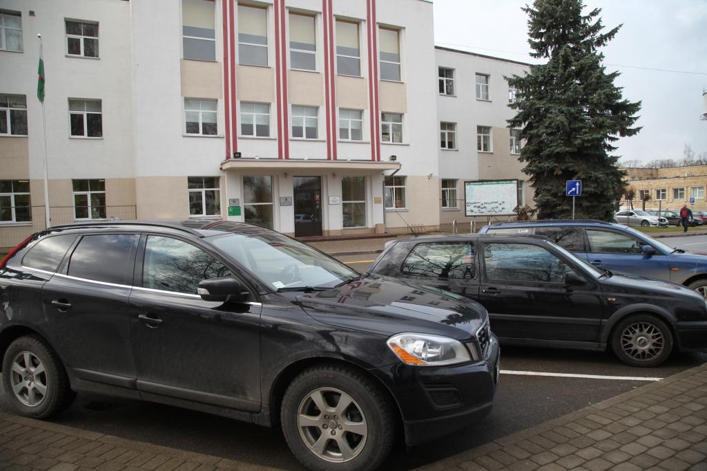 Ārpus darba laika Gulbenes novada domes dienesta autotransports ir novietojams domes pagalmā Ābeļu ielā 2 vai apsargājamās autostāvvietās, vai citās slēgtās teritorijās, vai rīkojumā (lēmumā) norādītajā garāžas adresē. Tā lēmuši novada deputāti. 	
Autors: Gatis Bogdanovs