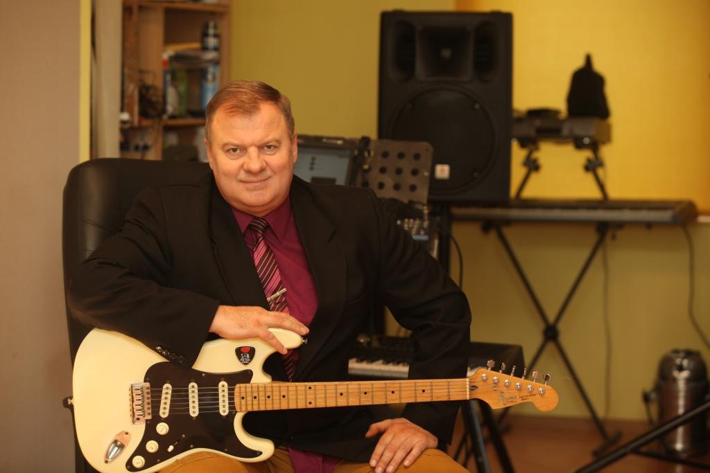 Ugunsdzēsēja darba gaitas beigušais Vijārs Griķis uztur sevī iekšējo uguni, kas liek radoši izpausties – komponēt, muzicēt. Tumšajos vakaros viņš novadniekus aicina apmeklēt balles un sildīt sirdis, klausoties viņa mūziku.
Autors: Gatis Bogdanovs