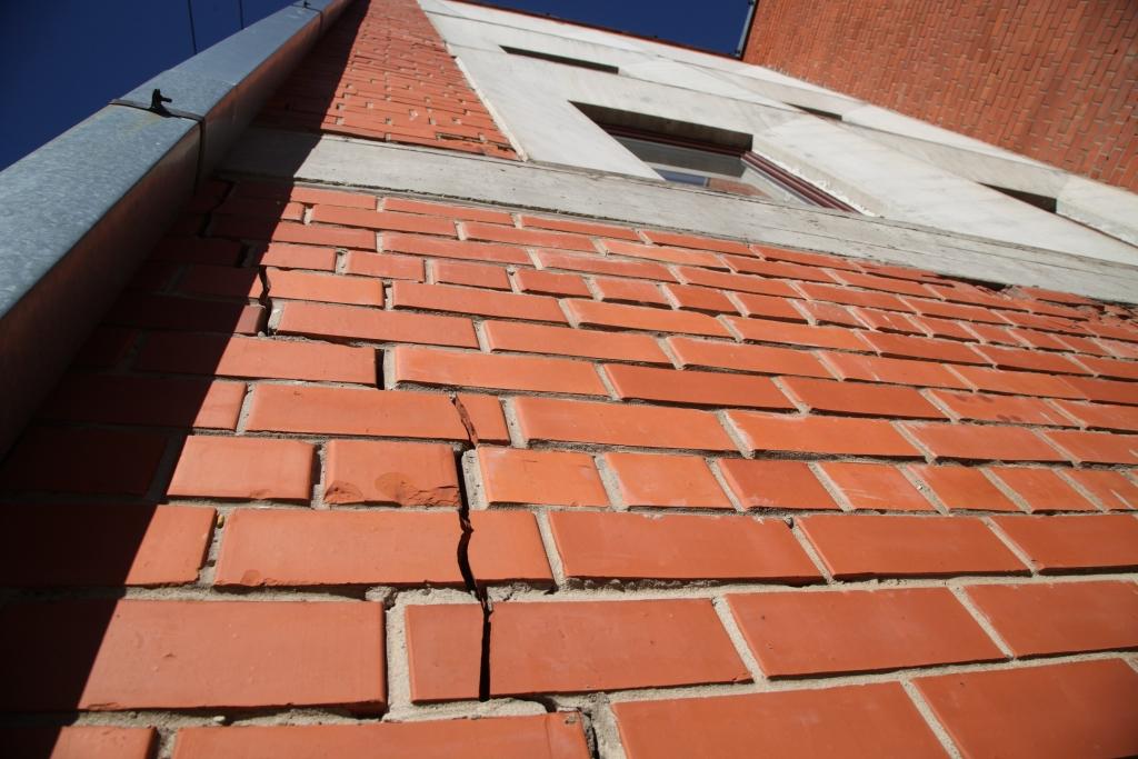 Plaisa sabiedriskās ēkas ārsienā Gulbenē, Ābeļu ielā 8, liecina par problēmām, kuras pašlaik tiek novērsta.
Autors: no arhīva